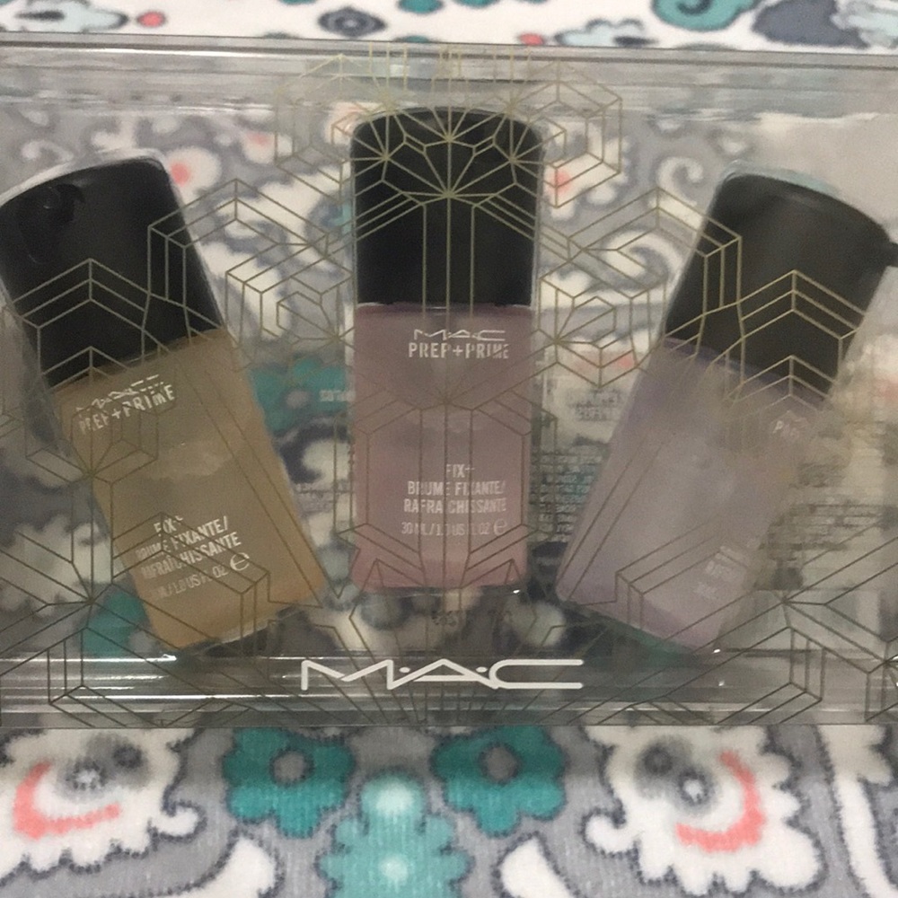 SOLD!!!!! MAC Snow Ball Prep + Prime Fix+ Kit